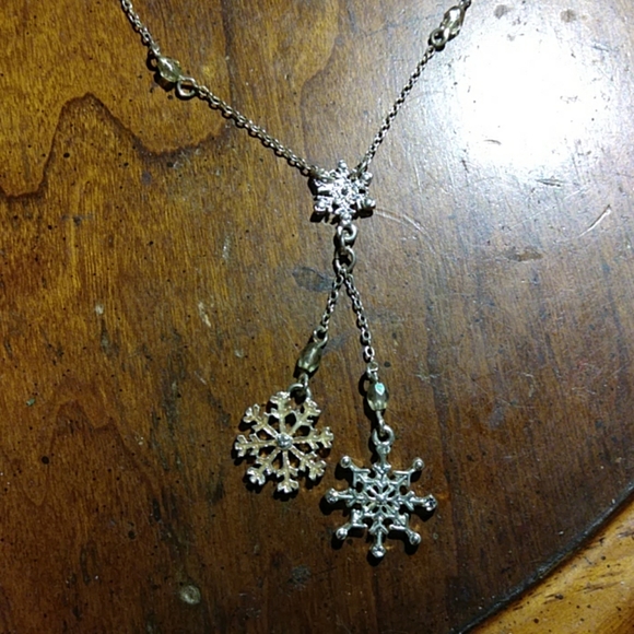 Avon Jewelry - Vintage Avon silver plated snowflakes necklace
